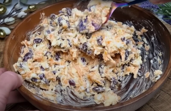 Салат «Дружба»: гениальный рецепт за копейки, который вы приготовите быстрее, чем успеете накрыть на стол