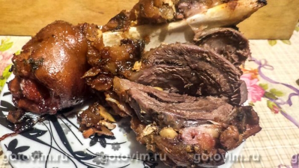 Свиная рулька в пиве с яблоками, горчицей и медом по-венгерски Свиная рулька в пиве с яблоками, горчицей и медом по-венгерски