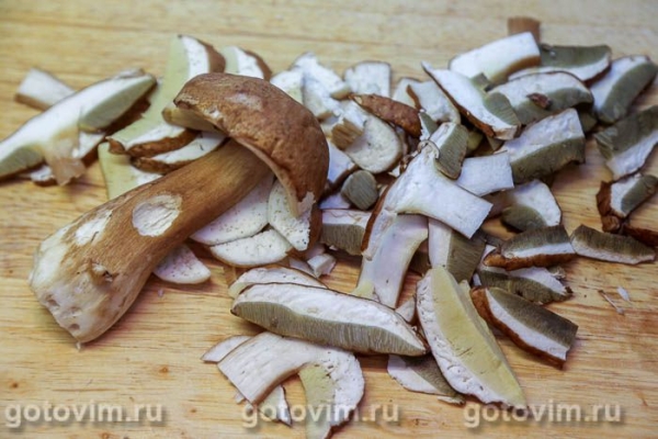 Пицца с белыми грибами, моцареллой и копченой курицей Пицца с белыми грибами, моцареллой и копченой курицей