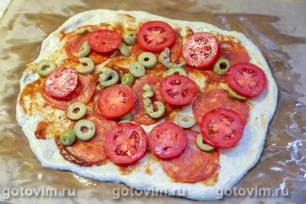 Португальская пицца с пепперони, сырым яйцом и оливками Португальская пицца с пепперони, сырым яйцом и оливками