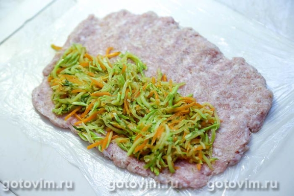 Рулет из мясного фарша с кабачками в беконе