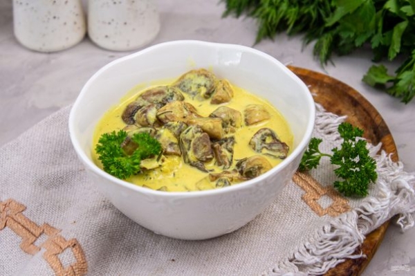 Шампиньоны в сметане с чесноком на сковороде Шампиньоны в сметане с чесноком на сковороде