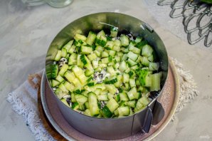 Салат с копченой курицей, черносливом и грецкими орехами Салат с копченой курицей, черносливом и грецкими орехами