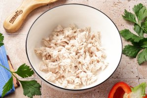 Салат с курицей, перцем и яблоком Салат с курицей, перцем и яблоком