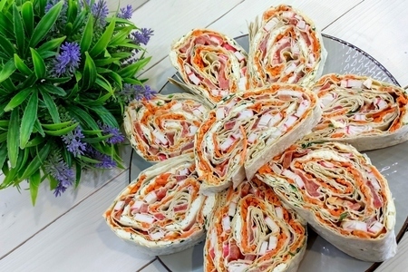 Закуска из лаваша. рулет с начинкой из лаваша.