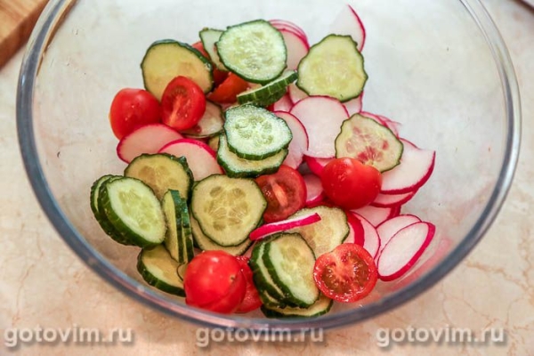 Салат с черемшой, овощами и творогом