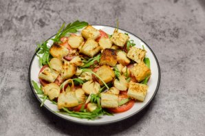 Салат с сыром косичка и сухариками Салат с сыром косичка и сухариками