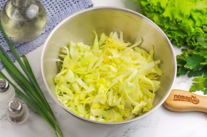 Салат из свежей капусты и крабовых палочек Салат из свежей капусты и крабовых палочек