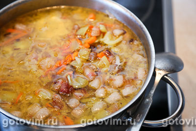 Щи с квашеной капустой и копченостями