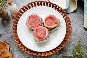 Свиные медальоны в беконе запеченные с овощами Свиные медальоны в беконе запеченные с овощами