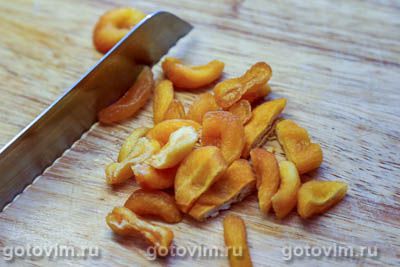 Солянка из квашеной и свежей капусты с нутом и курагой