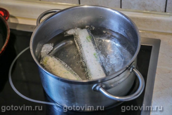 Рулетики из куриной грудки со спаржей, варенные в пищевой пленке Рулетики из куриной грудки со спаржей, варенные в пищевой пленке