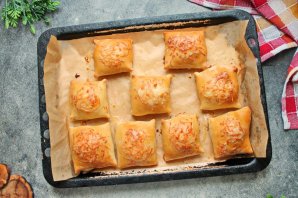 Пирожки с колбасой и сыром