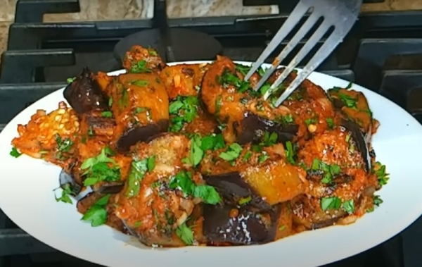 Самая вкусная закуска: весь секрет в заправке. Салат из баклажанов Самая вкусная закуска: весь секрет в заправке. Салат из баклажанов