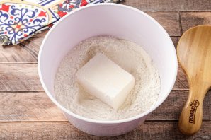 Торт из песочной крошки со сметанным кремом Торт из песочной крошки со сметанным кремом