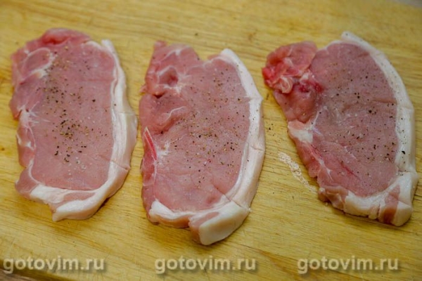 Свиные отбивные, обжаренные в мультиварке с помидорами и моццарелой