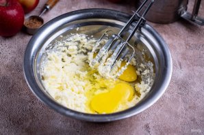 Печеные пирожки с яблоками