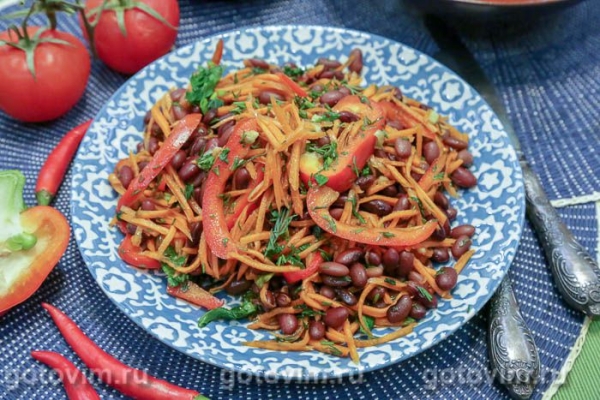 Салат из красной фасоли с маринованной морковью и сладким перцем Салат из красной фасоли с маринованной морковью и сладким перцем