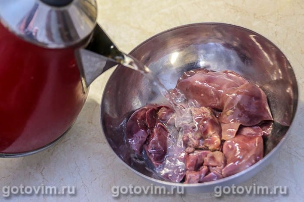 Булочка-плетенка с куриной печенью Булочка-плетенка с куриной печенью