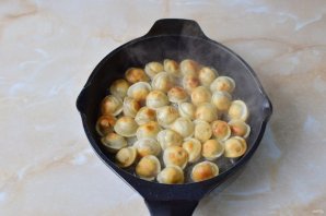 Замороженные пельмени на сковороде жареные Замороженные пельмени на сковороде жареные