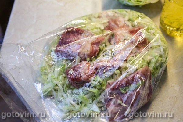 Свиные ребрышки с молодой капустой, запеченные в пакете