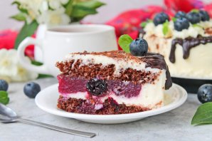 Шоколадный торт с малиной и голубикой