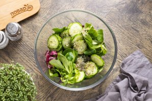 Салат из зелени и огурцов Салат из зелени и огурцов