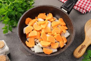 Говяжья печень в сметане с луком и морковью Говяжья печень в сметане с луком и морковью