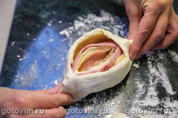 Лодочки из слоеного теста с ветчиной и сыром Лодочки из слоеного теста с ветчиной и сыром