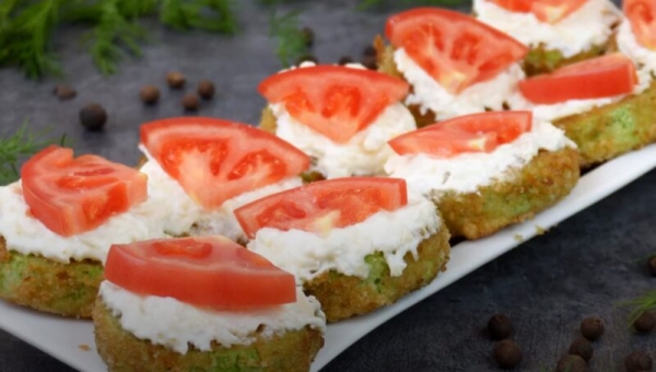 Едим с удовольствием всё лето и про мясо забыли: Кабачки в хрустящей шубе с шикарным соусом Едим с удовольствием всё лето и про мясо забыли: Кабачки в хрустящей шубе с шикарным соусом