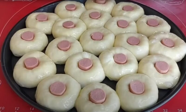 Готовлю их каждую неделю: нежные сырные булочки с начинкой, от которой дети будут в восторге!