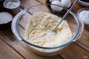 Пирог с замороженной вишней и безе Пирог с замороженной вишней и безе