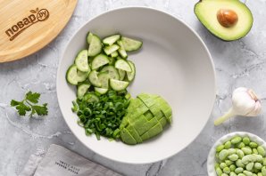 Салат с эдамаме и авокадо Салат с эдамаме и авокадо
