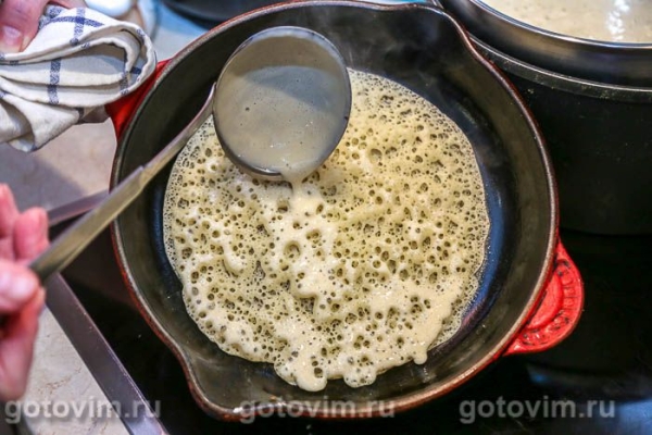 Толстые блины на сухих дрожжах со сливочным маслом