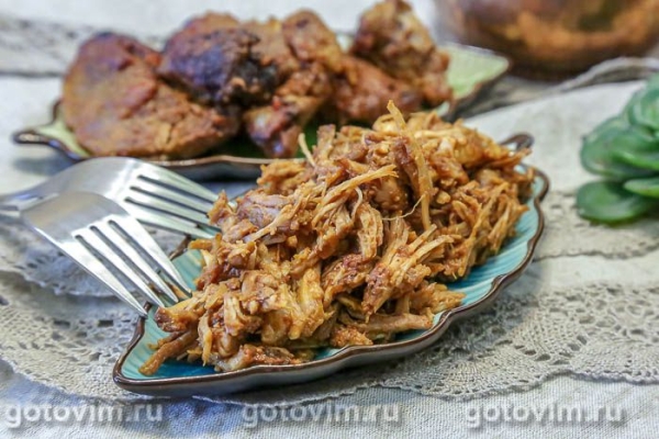 Рваная свинина (Pulled Pork), запеченное в томатном соусе 