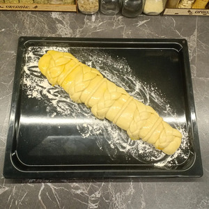 Рулет на дрожжевом тесте с творогом