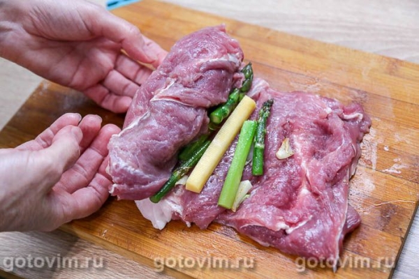Свиной рулет с зелёной спаржей в мультиварке