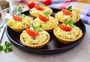 Тарталетки с сыром и огурцом Тарталетки с сыром и огурцом