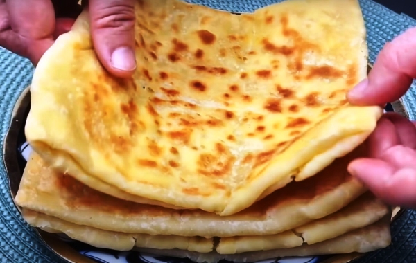 Взбивайте творог с яйцом. Лепёшки с творожной начинкой, готовлю вместо сырников на завтрак