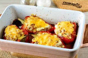 Фаршированные перцы в духовке половинками с сыром Фаршированные перцы в духовке половинками с сыром