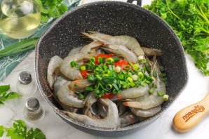 Жареные креветки с томатной пастой