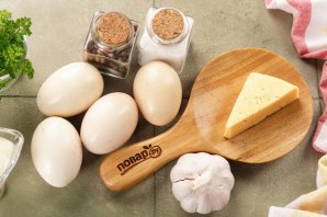 Яйца, фаршированные сыром и чесноком