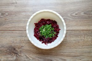 Салат из свеклы с орехами и кинзой