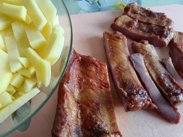 Фасолевый суп с лисичками и копчеными рёбрышками Фасолевый суп с лисичками и копчеными рёбрышками