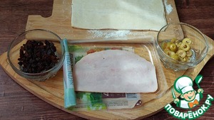 Слойки с ветчиной, изюмом и оливками