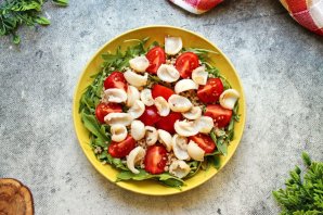 Салат из киноа с кальмарами Салат из киноа с кальмарами