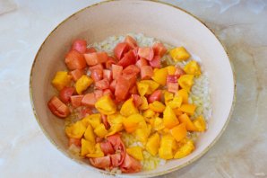 Макароны с помидорами и луком Макароны с помидорами и луком