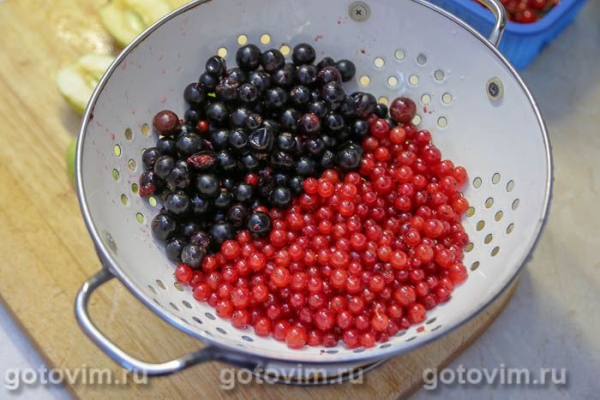 Компот с яблоками, красной и черной смородиной