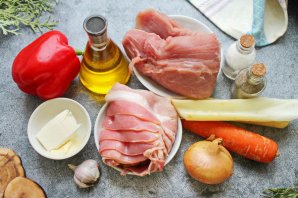 Свиные медальоны в беконе запеченные с овощами Свиные медальоны в беконе запеченные с овощами