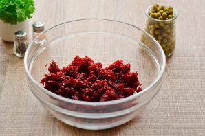 Салат "Виолетта" со свеклой и солеными огурцами Салат "Виолетта" со свеклой и солеными огурцами